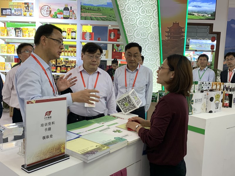 (從左至右)馬鞍山市分管農業副市長楊市長,馬鞍市副秘書長劉秘書長,馬鞍山市農業農村局竇局長 (7)_副本.jpg