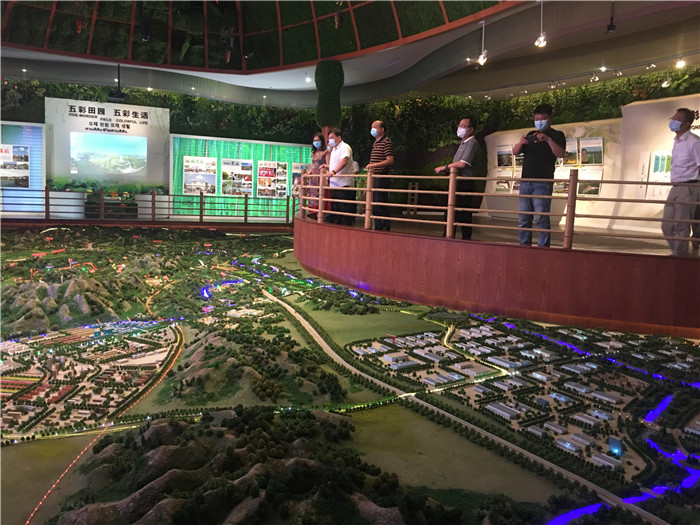 6月20日,馬鞍山市政府副秘書長劉觀林,馬鞍山市委農辦專職副主任賀明,博望區副區長郝甲林,和縣人民政府副區長毛祚雙,市政府辦公室四級調研員俞加生,花山區農業農村水利局局長陳立兵,含山縣農業農村局局長汪(圖2) 6月20日,馬鞍山市政府副秘書長劉觀林,馬鞍山市委農辦專職副主任賀明,博望區副區長郝甲林,和縣人民政府副區長毛祚雙,市政府辦公室四級調研員俞加生,花山區農業農村水利局局長陳立兵,含山縣農業農村局局長汪(圖2)