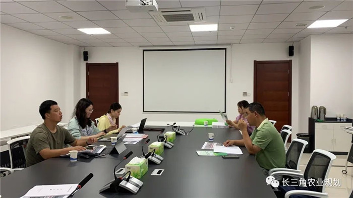 為了幫助園區的提檔升級,南京市農業農村局特委托中農富通編制《南京市農業園區發展研究報告》,以期從產業發展路徑、園區發展模式、保障措施等多維度為南京市農業園區未來三年的發展做統籌謀劃。 8月19日,中農(圖9) 為了幫助園區的提檔升級,南京市農業農村局特委托中農富通編制《南京市農業園區發展研究報告》,以期從產業發展路徑、園區發展模式、保障措施等多維度為南京市農業園區未來三年的發展做統籌謀劃。 8月19日,中農(圖9)