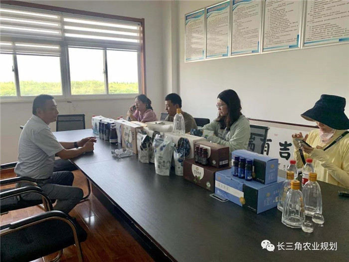 為了幫助園區的提檔升級,南京市農業農村局特委托中農富通編制《南京市農業園區發展研究報告》,以期從產業發展路徑、園區發展模式、保障措施等多維度為南京市農業園區未來三年的發展做統籌謀劃。 8月19日,中農(圖16) 為了幫助園區的提檔升級,南京市農業農村局特委托中農富通編制《南京市農業園區發展研究報告》,以期從產業發展路徑、園區發展模式、保障措施等多維度為南京市農業園區未來三年的發展做統籌謀劃。 8月19日,中農(圖16)