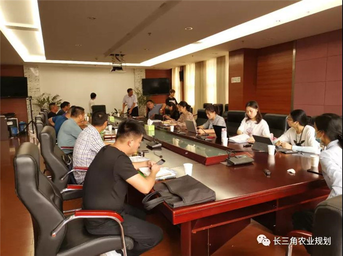 9月1日,中農(nóng)富通團(tuán)隊(duì)開啟了高淳區(qū)域內(nèi)現(xiàn)代農(nóng)業(yè)示范園的調(diào)研工作,此次高淳區(qū)農(nóng)業(yè)園區(qū)調(diào)研由中農(nóng)富通長三角農(nóng)業(yè)規(guī)劃科學(xué)研究所所長薛欣艷與中國農(nóng)業(yè)大學(xué)規(guī)劃研究所園區(qū)規(guī)劃部分管總工趙嬋璞帶隊(duì)。(圖1) 微信圖片_20200904172236.jpg