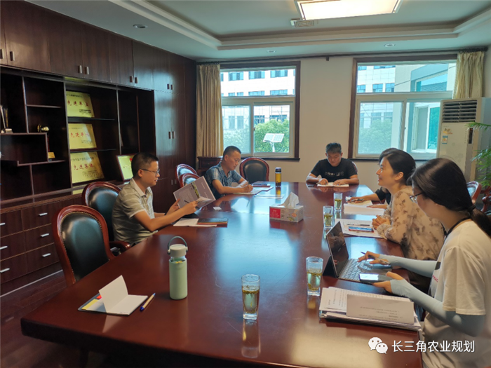 9月1日,中農(nóng)富通團(tuán)隊(duì)開啟了高淳區(qū)域內(nèi)現(xiàn)代農(nóng)業(yè)示范園的調(diào)研工作,此次高淳區(qū)農(nóng)業(yè)園區(qū)調(diào)研由中農(nóng)富通長三角農(nóng)業(yè)規(guī)劃科學(xué)研究所所長薛欣艷與中國農(nóng)業(yè)大學(xué)規(guī)劃研究所園區(qū)規(guī)劃部分管總工趙嬋璞帶隊(duì)。(圖3) 微信圖片_20200904172343.png