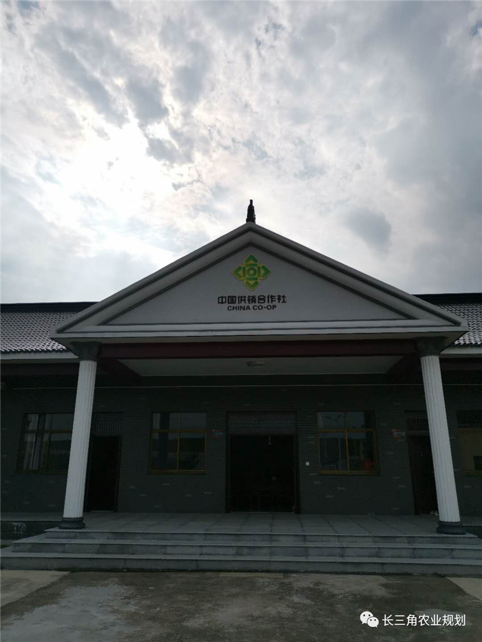 9月1日,中農(nóng)富通團(tuán)隊(duì)開啟了高淳區(qū)域內(nèi)現(xiàn)代農(nóng)業(yè)示范園的調(diào)研工作,此次高淳區(qū)農(nóng)業(yè)園區(qū)調(diào)研由中農(nóng)富通長三角農(nóng)業(yè)規(guī)劃科學(xué)研究所所長薛欣艷與中國農(nóng)業(yè)大學(xué)規(guī)劃研究所園區(qū)規(guī)劃部分管總工趙嬋璞帶隊(duì)。(圖10) 9月1日,中農(nóng)富通團(tuán)隊(duì)開啟了高淳區(qū)域內(nèi)現(xiàn)代農(nóng)業(yè)示范園的調(diào)研工作,此次高淳區(qū)農(nóng)業(yè)園區(qū)調(diào)研由中農(nóng)富通長三角農(nóng)業(yè)規(guī)劃科學(xué)研究所所長薛欣艷與中國農(nóng)業(yè)大學(xué)規(guī)劃研究所園區(qū)規(guī)劃部分管總工趙嬋璞帶隊(duì)。(圖10)