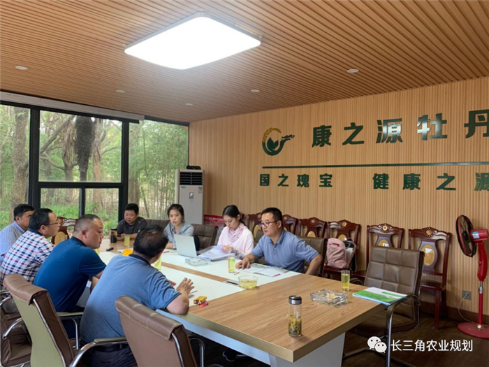 9月1日,中農(nóng)富通團(tuán)隊(duì)開啟了高淳區(qū)域內(nèi)現(xiàn)代農(nóng)業(yè)示范園的調(diào)研工作,此次高淳區(qū)農(nóng)業(yè)園區(qū)調(diào)研由中農(nóng)富通長三角農(nóng)業(yè)規(guī)劃科學(xué)研究所所長薛欣艷與中國農(nóng)業(yè)大學(xué)規(guī)劃研究所園區(qū)規(guī)劃部分管總工趙嬋璞帶隊(duì)。(圖11) 9月1日,中農(nóng)富通團(tuán)隊(duì)開啟了高淳區(qū)域內(nèi)現(xiàn)代農(nóng)業(yè)示范園的調(diào)研工作,此次高淳區(qū)農(nóng)業(yè)園區(qū)調(diào)研由中農(nóng)富通長三角農(nóng)業(yè)規(guī)劃科學(xué)研究所所長薛欣艷與中國農(nóng)業(yè)大學(xué)規(guī)劃研究所園區(qū)規(guī)劃部分管總工趙嬋璞帶隊(duì)。(圖11)
