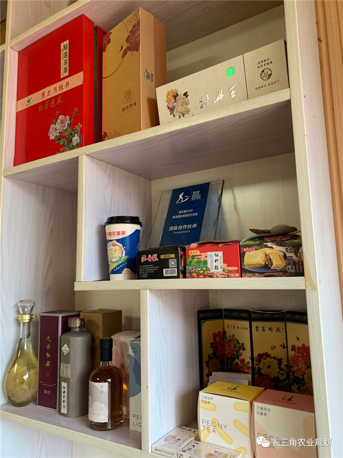 9月1日,中農(nóng)富通團(tuán)隊(duì)開啟了高淳區(qū)域內(nèi)現(xiàn)代農(nóng)業(yè)示范園的調(diào)研工作,此次高淳區(qū)農(nóng)業(yè)園區(qū)調(diào)研由中農(nóng)富通長三角農(nóng)業(yè)規(guī)劃科學(xué)研究所所長薛欣艷與中國農(nóng)業(yè)大學(xué)規(guī)劃研究所園區(qū)規(guī)劃部分管總工趙嬋璞帶隊(duì)。(圖12) 9月1日,中農(nóng)富通團(tuán)隊(duì)開啟了高淳區(qū)域內(nèi)現(xiàn)代農(nóng)業(yè)示范園的調(diào)研工作,此次高淳區(qū)農(nóng)業(yè)園區(qū)調(diào)研由中農(nóng)富通長三角農(nóng)業(yè)規(guī)劃科學(xué)研究所所長薛欣艷與中國農(nóng)業(yè)大學(xué)規(guī)劃研究所園區(qū)規(guī)劃部分管總工趙嬋璞帶隊(duì)。(圖12)