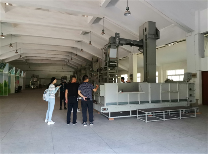 9月3日,中農(nóng)富通調(diào)研組兵分兩路對(duì)南京高淳區(qū)武家嘴現(xiàn)代農(nóng)業(yè)產(chǎn)業(yè)示范園區(qū)和棲霞區(qū)龍?zhí)冬F(xiàn)代農(nóng)業(yè)產(chǎn)業(yè)示范園區(qū)的調(diào)研工作。(圖6) 9月3日,中農(nóng)富通調(diào)研組兵分兩路對(duì)南京高淳區(qū)武家嘴現(xiàn)代農(nóng)業(yè)產(chǎn)業(yè)示范園區(qū)和棲霞區(qū)龍?zhí)冬F(xiàn)代農(nóng)業(yè)產(chǎn)業(yè)示范園區(qū)的調(diào)研工作。(圖6)