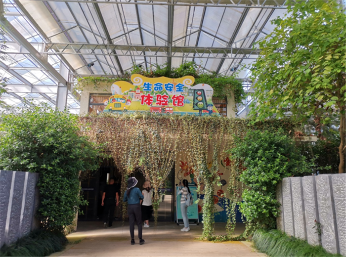 9月3日,中農(nóng)富通調(diào)研組兵分兩路對(duì)南京高淳區(qū)武家嘴現(xiàn)代農(nóng)業(yè)產(chǎn)業(yè)示范園區(qū)和棲霞區(qū)龍?zhí)冬F(xiàn)代農(nóng)業(yè)產(chǎn)業(yè)示范園區(qū)的調(diào)研工作。(圖13) 9月3日,中農(nóng)富通調(diào)研組兵分兩路對(duì)南京高淳區(qū)武家嘴現(xiàn)代農(nóng)業(yè)產(chǎn)業(yè)示范園區(qū)和棲霞區(qū)龍?zhí)冬F(xiàn)代農(nóng)業(yè)產(chǎn)業(yè)示范園區(qū)的調(diào)研工作。(圖13)