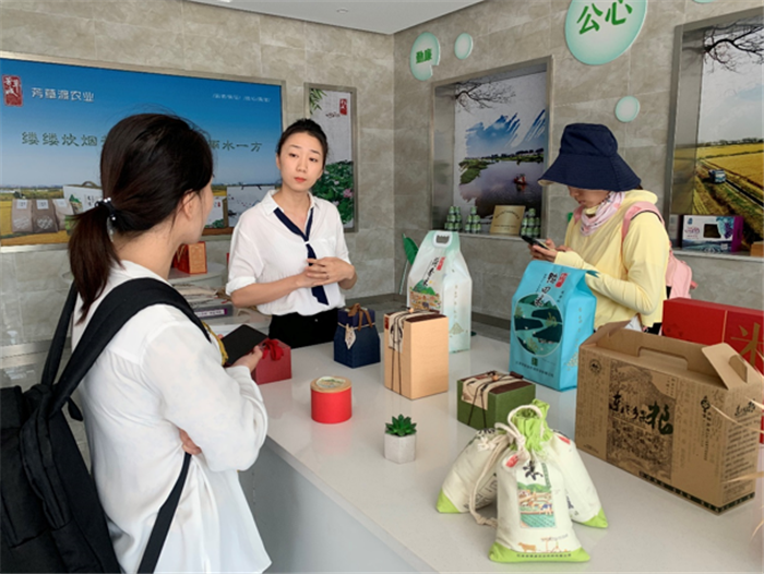 9月3日,中農(nóng)富通調(diào)研組兵分兩路對(duì)南京高淳區(qū)武家嘴現(xiàn)代農(nóng)業(yè)產(chǎn)業(yè)示范園區(qū)和棲霞區(qū)龍?zhí)冬F(xiàn)代農(nóng)業(yè)產(chǎn)業(yè)示范園區(qū)的調(diào)研工作。(圖21) 9月3日,中農(nóng)富通調(diào)研組兵分兩路對(duì)南京高淳區(qū)武家嘴現(xiàn)代農(nóng)業(yè)產(chǎn)業(yè)示范園區(qū)和棲霞區(qū)龍?zhí)冬F(xiàn)代農(nóng)業(yè)產(chǎn)業(yè)示范園區(qū)的調(diào)研工作。(圖21)